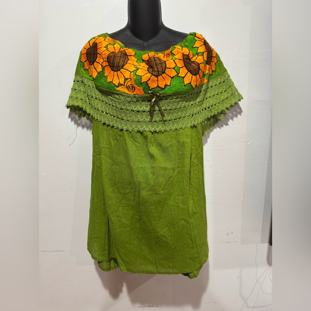 NWT Artesanal campesina style  Whit embroidered sunflowers .